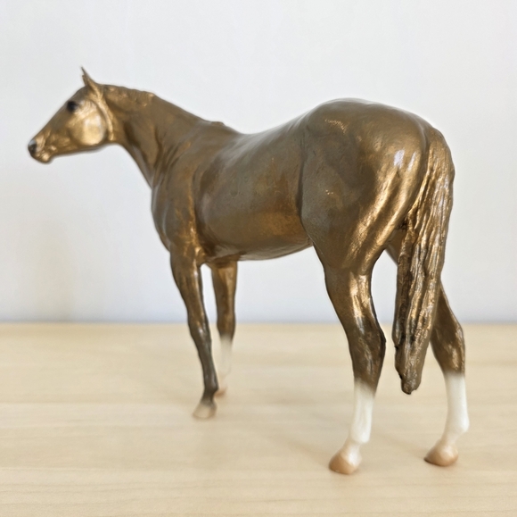 Breyer Traditional Model Horse GLOSSY GOLD CHARM SECRETARIAT #410435 BreyerFest - Picture 6 of 13
